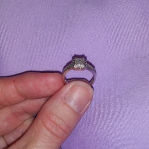 10kt. White gold diamond ring